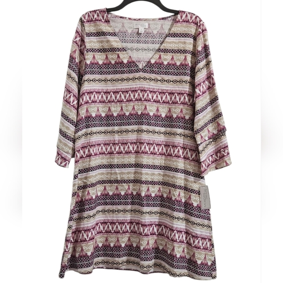 Morgan Taylor Dresses & Skirts - Morgan Taylor loose-fitting dress with a V-neckline and three-quarter sleeves.